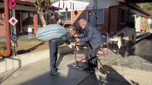 Don Luciano consegna a Pietro un sacco di patate